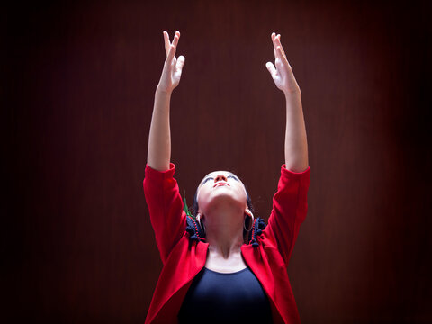 Bailarina de flamenco con torera roja