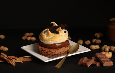 Brownie con crema y dulce de leche