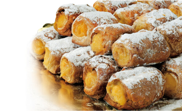 Detalle de canutillos rellenos de crema pastelera