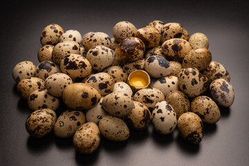 Obraz premium Group of quail eggs as a background. Raw eggs.