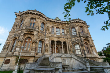 Fototapeta na wymiar beautiful old palace in istanbul