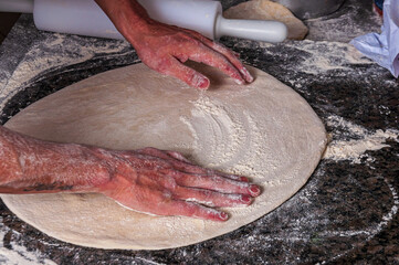 fazendo pizza