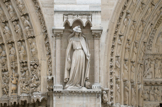 Details of carvings on the wall of a cathedral, Notre Dame, Paris, Ile-de-France, France
