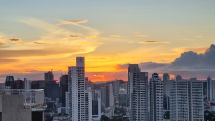 Atardecer con cielo rojo en ciudad de panamá