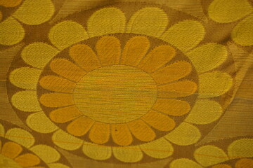 Stoff mit gelbem Sonnenblumen-Muster 