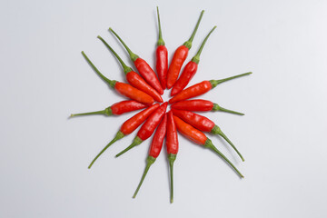 Pimenta tabasco sobre fundo branco