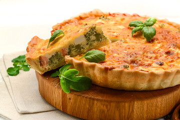 quiche pie with salmon, spinach and cheese
