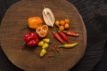 variedades de pimentas brasileiras e internacionais sobre fundo de madeiras naturais e pretas