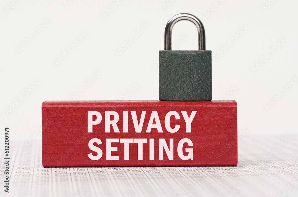 Aufkleber On the reports there is a red block with the inscription - PRIVACY SETTING and a lock.