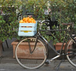 Una cassetta di arance sulla bicicletta