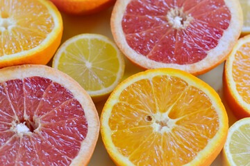 Aerial photo of orange and citrus slices aligned one next to the other