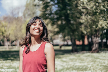 Naklejka premium beautiful young indian woman outdoors and copy space
