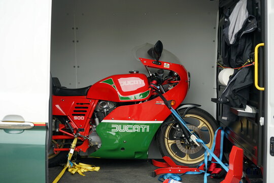 Klassisches Ducati MHR 900 Mike Hailwood Replica Rennmotorrad mit Vollverkleidung aus Italien im Renntransporter am 19.06.2022 im Lenkwerk in Bielefeld im Teutoburger Wald in Ostwestfalen-Lippe