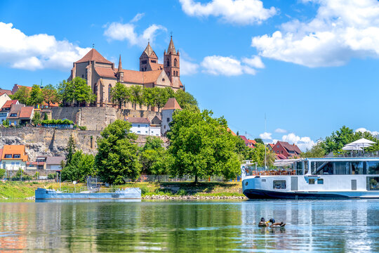 Blick auf die Stadt Breisach am Rhein mit dem M&uuml;nster, Baden W&uuml;rttemberg, Deutschland 