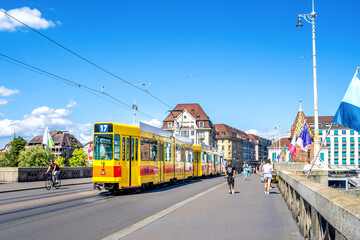 Strassenbahn auf der Brücke in Basel, Schweiz 