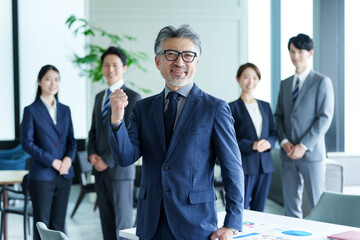 ガッツポーズを取るビジネスマン