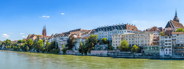 Blick vom Rhein auf das M&uuml;nster, Basel, Schweiz 
