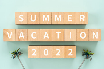 2022年の夏休みのイメージ｜「SUMMER VACATION 2022」と書かれたブロック