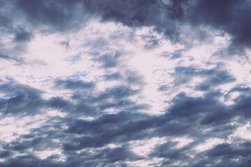 Obraz premium A dramatic sky looms overhead in summertime