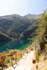 camino hacia hermosa laguna entre montañas © Etzon