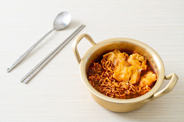 Korean instant noodles with dumplings