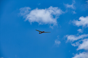 Fototapeta na wymiar 霧ヶ峰高原　澄んだ青空を飛ぶグライダー