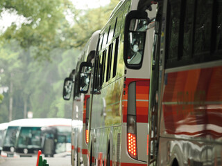 初夏の観光地駐車場へ入場する観光バスの車列