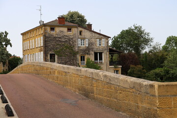 Fototapeta na wymiar Le pont de pierre sur la rivière le Sornin, ville de Charlieu, département de la Loire, France
