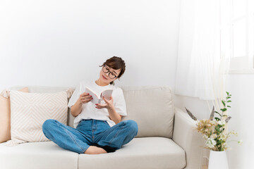 Obraz premium 家で読書してダラダラする日本人女性（悩む） 