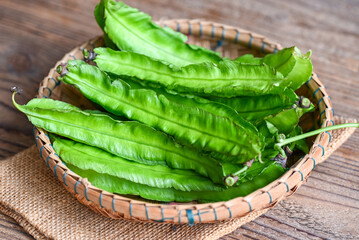 Winged Bean on basket and sack background, Psophocarpus tetragonolobus - Green winged or Four angle beans - 512266923
