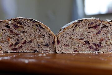 パンの断面　クルミとクランベリーの手作り全粒粉パン　Inside of bread -walnut & cranberry wholewheat-