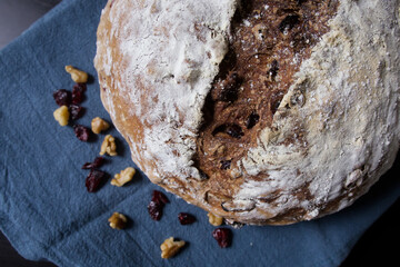 クルミとクランベリーの手作り全粒粉パン　Handmade bread walnut & cranberry wholewheat