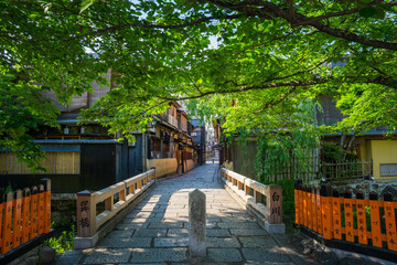 京都　祇園白川の巽橋と新緑