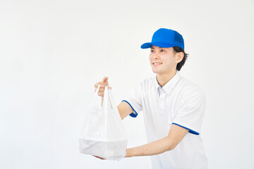 フードデリバリーで働く男性　白背景