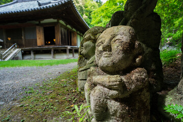 京都　愛宕念仏寺（おたぎねんぶつじ）の本堂と千二百羅漢　新緑