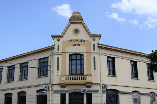 La poste, vue de l'ext&eacute;rieur, ville de Charlieu, d&eacute;partement de la Loire, France