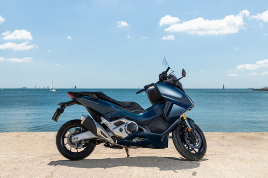 Honda's 750 cc twin-cylinder engine Honda Forza 750 is on the road.
