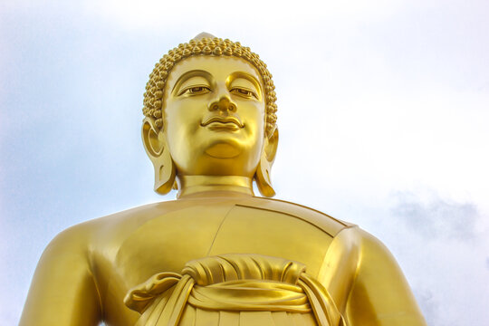 golden buddha statue   Buddha image that people respect in Thailand