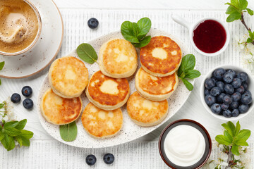 Cottage pancakes with jam, sour cream and berries