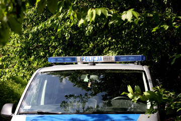 Radiowóz polskiej policji na teren zieleni w parku podczas akcji poszukiwanie. 
 - obrazy, fototapety, plakaty