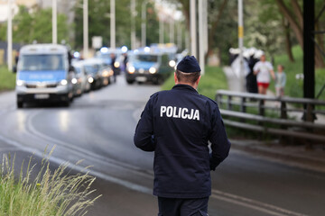 Polska Policja dyżurna, policjant prewencyjny z tarczą.
