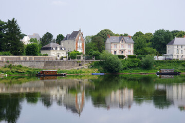 Fototapeta na wymiar Maisons et leurs reflets en bord de Loire