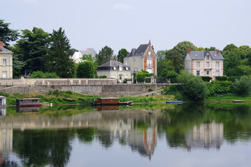 Fototapeta na wymiar Maisons et leurs reflets en bord de Loire