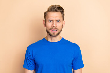 Obraz premium Photo of young angry guy crazy astonished problem mistake stressed isolated over beige color background