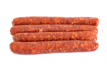 merguez crues isolé sur fond blanc