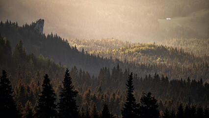 Zonsondergang in de Rarau-bergen, Oostelijke Karpaten, Roemenië.
