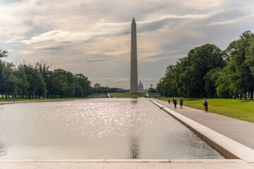 Obraz premium View of the Washington Monument and US Capitol During a Cloudy and Windy Day