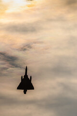 francuski myśliwiec Mirage2000 na tle nieba - obrazy, fototapety, plakaty
