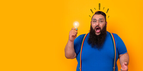 Bearded funny big man with with a surprise expression, an idea bulb and exclamation marks around	