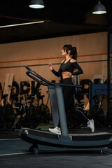 Obraz na płótnie Canvas Female athlete running on a treadmill